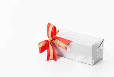 Beyaz arkaplanda hediye kutusu