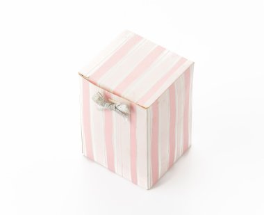 Beyaz arkaplanda hediye kutusu