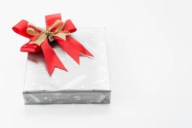 Beyaz arkaplanda hediye kutusu