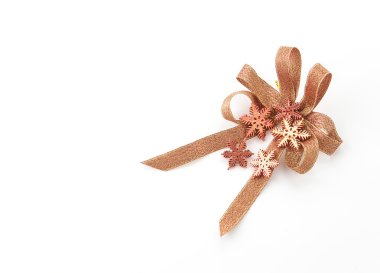 Beyaz arka planda noel yayları