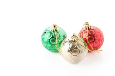 Beyaz arka planda noel topu