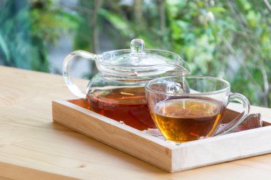 Tahta masada sıcak çay.