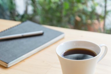 Kahve fincanı ahşap masada