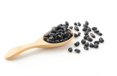 Beyaz arkaplanda siyah fasulye