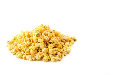 Beyaz arkaplanda karamel patlamış mısır