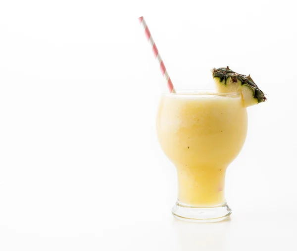 Ananas smoothie op witte achtergrond — Stockfoto