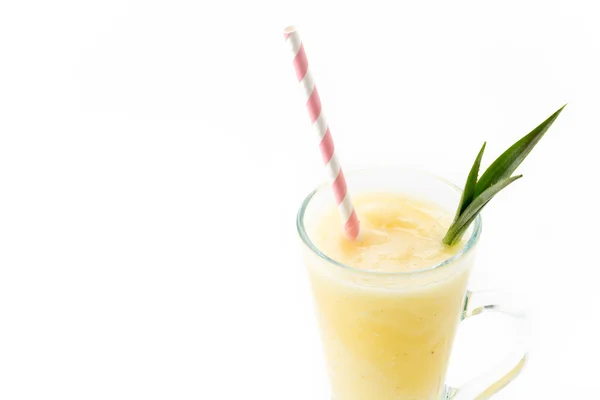 Ananas smoothie op witte achtergrond — Stockfoto