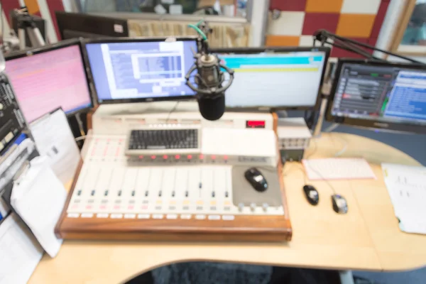 Studio radio offuscata e mixer — Foto Stock