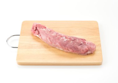 Beyaz arkaplanda domuz filetosu