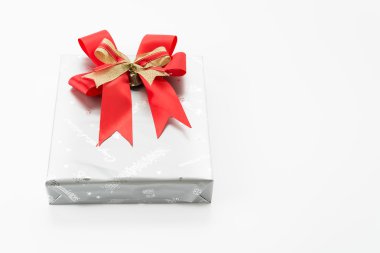 Beyaz arkaplanda hediye kutusu
