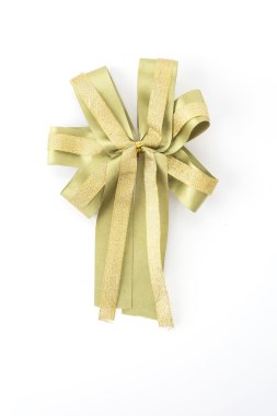 Beyaz arka planda noel yayları