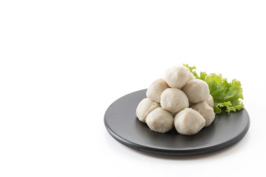 Beyaz arkaplanda balık topları