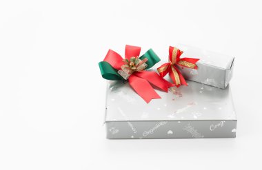 Beyaz arkaplanda hediye kutusu