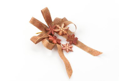 Beyaz arka planda noel yayları