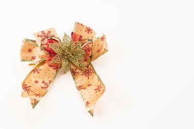 Beyaz arka planda noel yayları