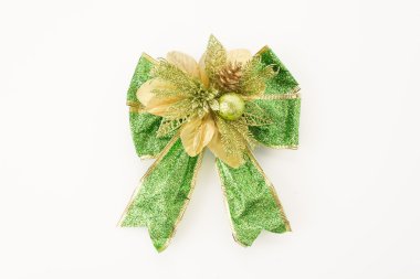 Beyaz arka planda noel yayları