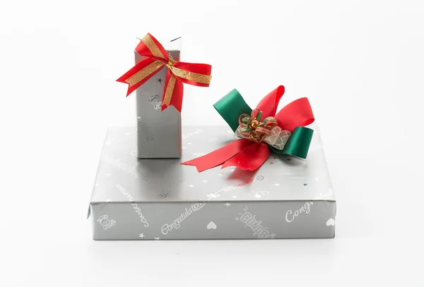 Geschenkbox auf weißem Hintergrund — Stockfoto