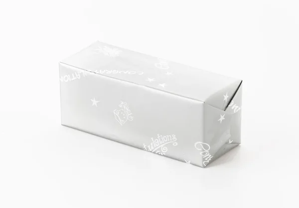 Подарункова коробка на білому тлі — стокове фото