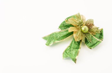 Beyaz arka planda noel yayları