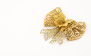 Beyaz arka planda noel yayları