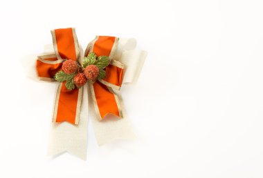 Beyaz arka planda noel yayları