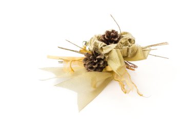 Beyaz arka planda noel yayları