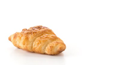 Beyaz arkaplanda tereyağlı kruvasan