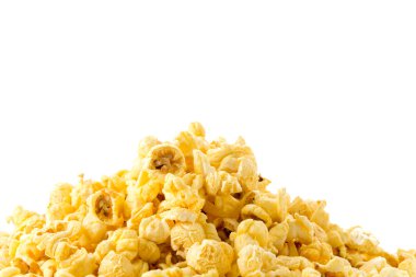 Beyaz arkaplanda karamel patlamış mısır