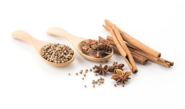 Beyaz arkaplanda beş baharatlı malzeme