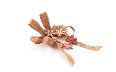 Beyaz arka planda noel yayları