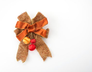 Beyaz arka planda noel yayları