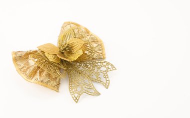 Beyaz arka planda noel yayları