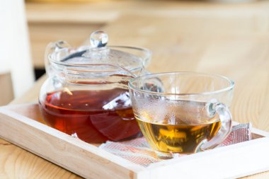 Tahta masada sıcak çay.