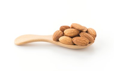 Beyaz arkaplanda badem