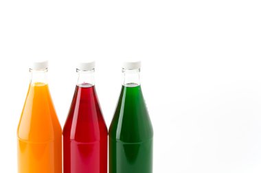 Beyaz arka planda tatlı bir içecek şişesi