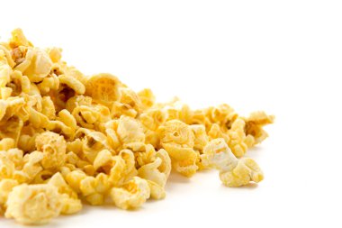 Beyaz arkaplanda karamel patlamış mısır