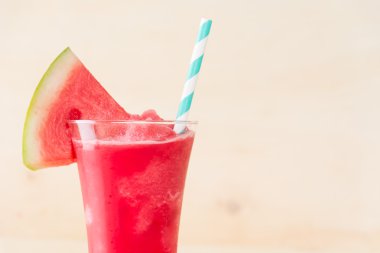 Ahşap arka planda karpuz smoothie