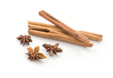 Beyaz arkaplanda beş baharatlı malzeme