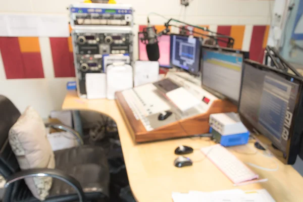 Estúdio de rádio desfocado e misturador — Fotografia de Stock