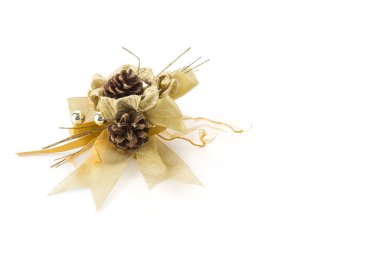 Beyaz arka planda noel yayları