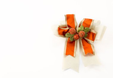 Beyaz arka planda noel yayları