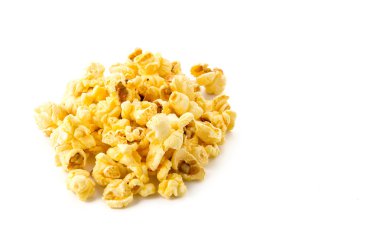 Beyaz arkaplanda karamel patlamış mısır