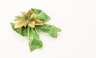 Beyaz arka planda noel yayları