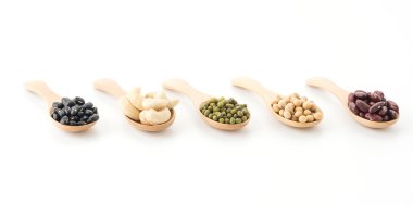 Fasulyeleri beyaz arkaplanda karıştır