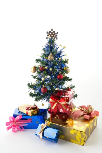Caja de regalo y árbol de Navidad —  Fotos de Stock