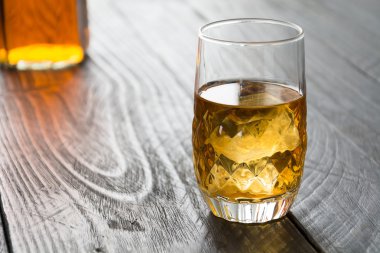 ahşap masa camına koydum