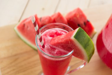 Ahşap arka planda karpuz smoothie