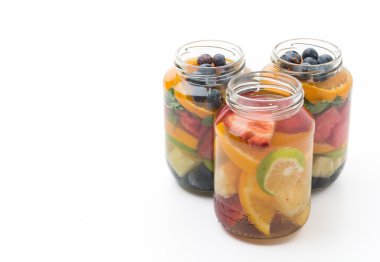 Beyaz arkaplanda aşılanmış su