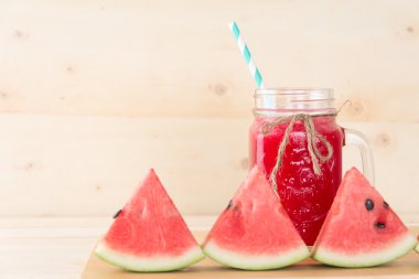 Ahşap arka planda karpuz smoothie