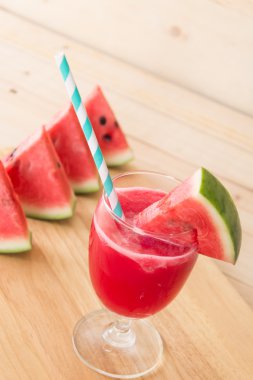 Ahşap arka planda karpuz smoothie